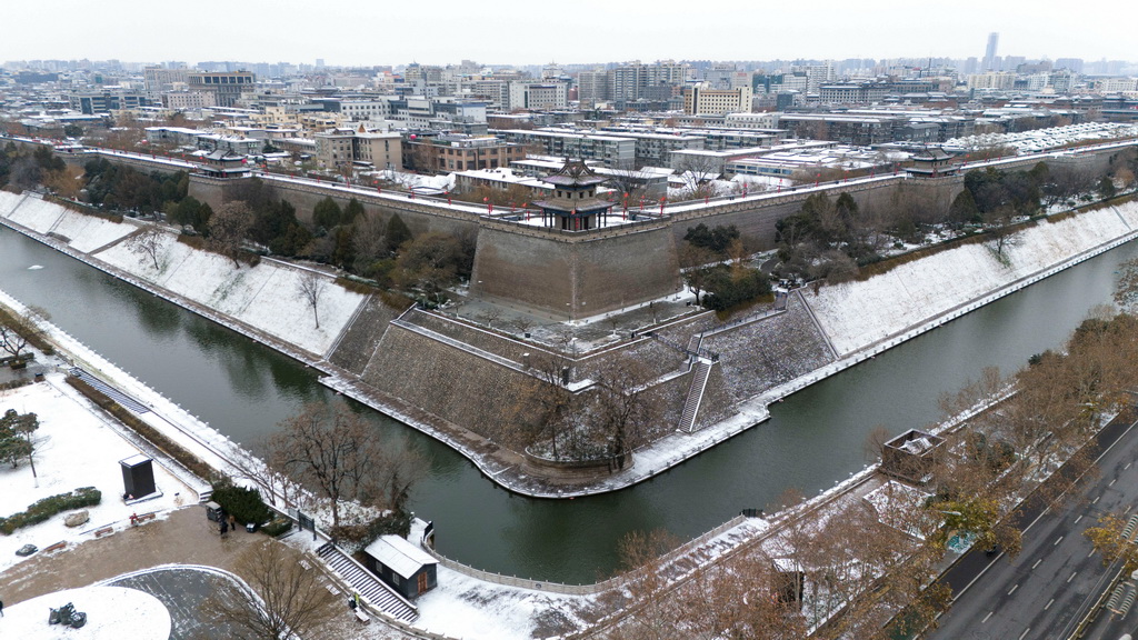 西安城墙东南角下的护城河（无人机照片，1月20日摄）。