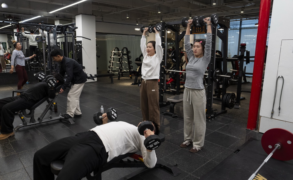 1月19日，人们在苏州市工人文化宫内健身。