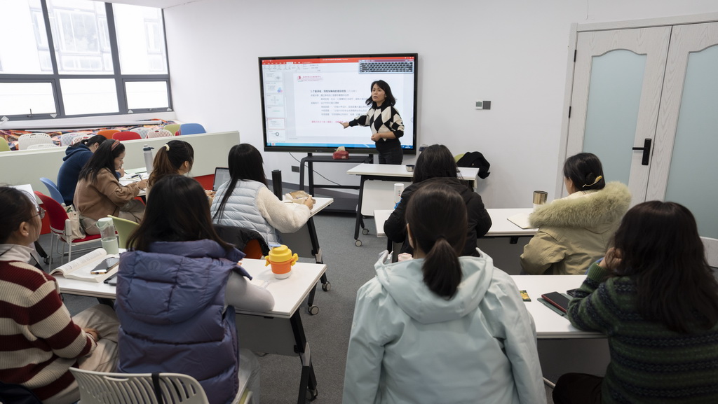 1月18日，在苏州市工人文化宫职工心理服务中心举行的咨询师成长训练营上，授课老师为心理学爱好者讲实际操作课。