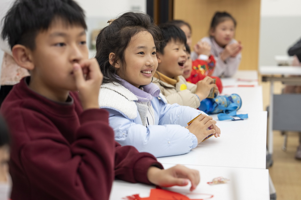 1月18日，小朋友在苏州市工人文化宫文化楼内参加小荷美育活动课。