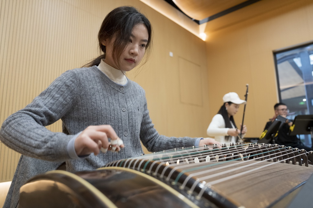 1月19日，在苏州市工人文化宫的职工音乐厅，一名苏州市职工艺术团繁星乐团的成员在练习古筝。