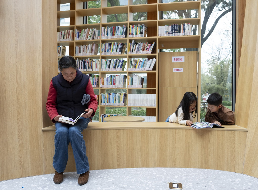 1月18日，市民在苏州市工人文化宫读书休闲。