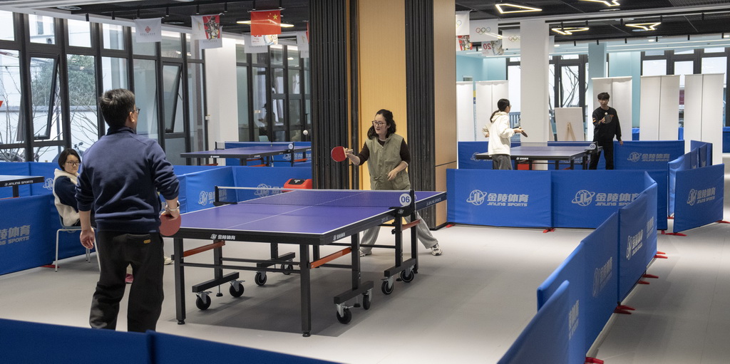 1月18日，人们在苏州市工人文化宫健身楼内打乒乓球。
