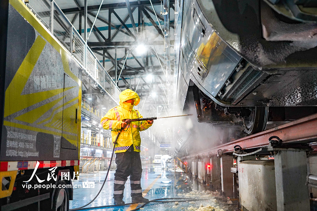 河南郑州:融冰除雪 保障列车安全运行【4】