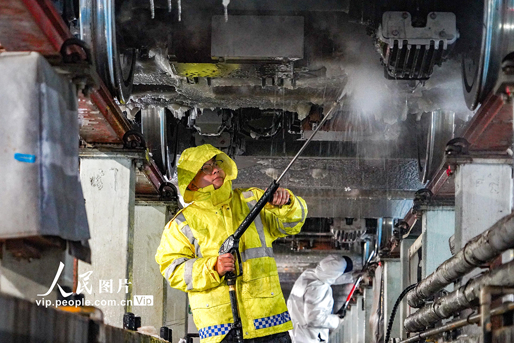 河南郑州：融冰除雪 保障列车安全运行【5】