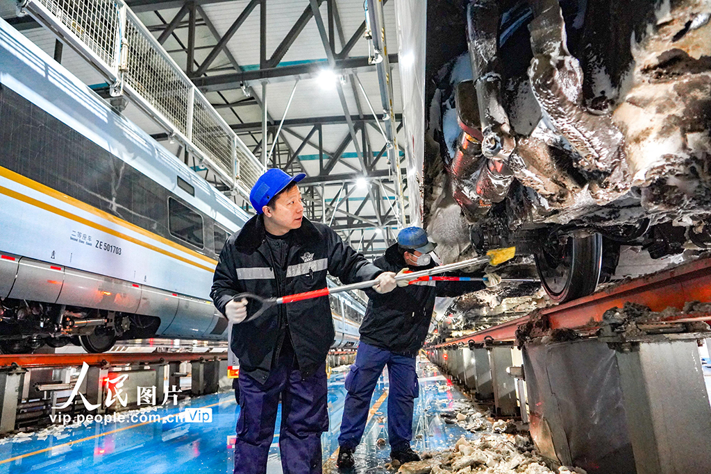 河南郑州:融冰除雪 保障列车安全运行【3】