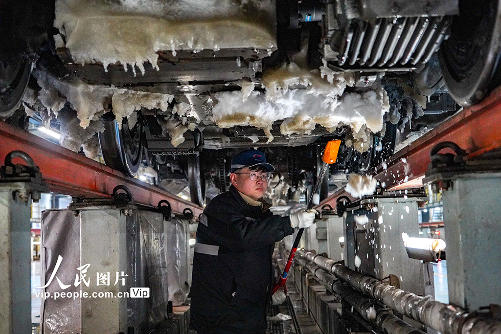河南郑州：融冰除雪 保障列车安全运行【6】