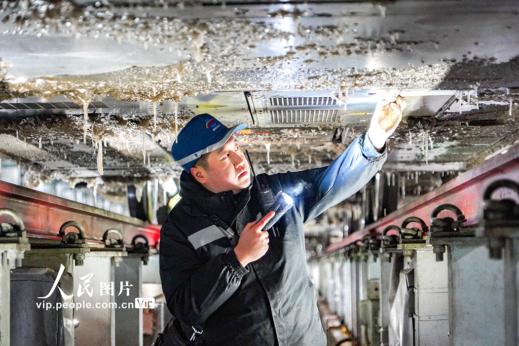 河南郑州：融冰除雪 保障列车安全运行【7】