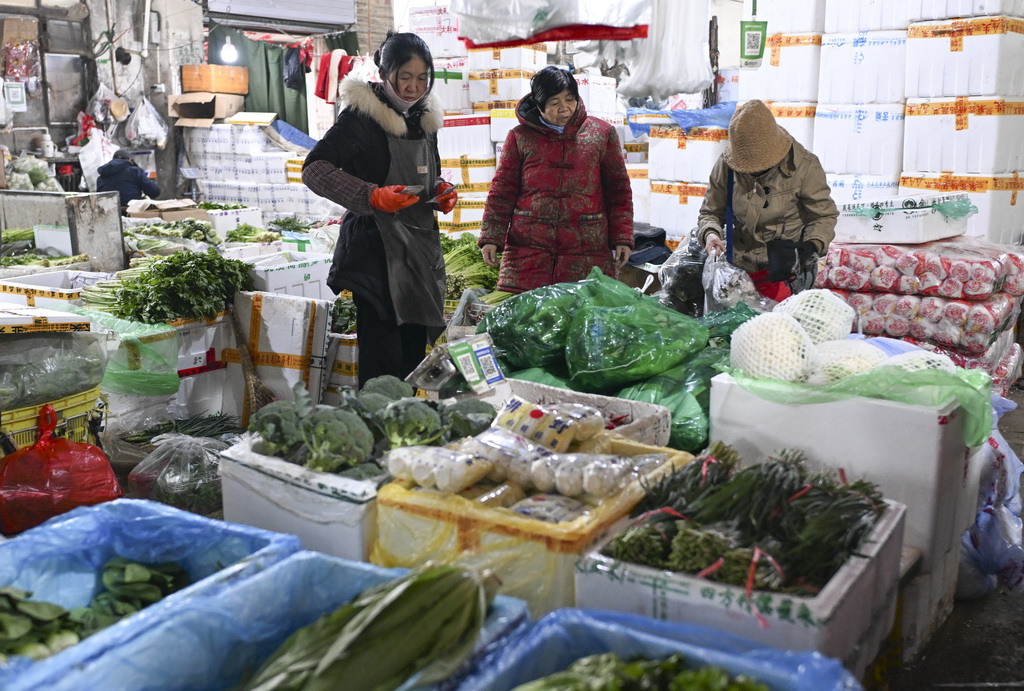 1月21日,市民在位于乌鲁木齐市沙依巴克区的凌庆蔬菜批发市场选购蔬菜。