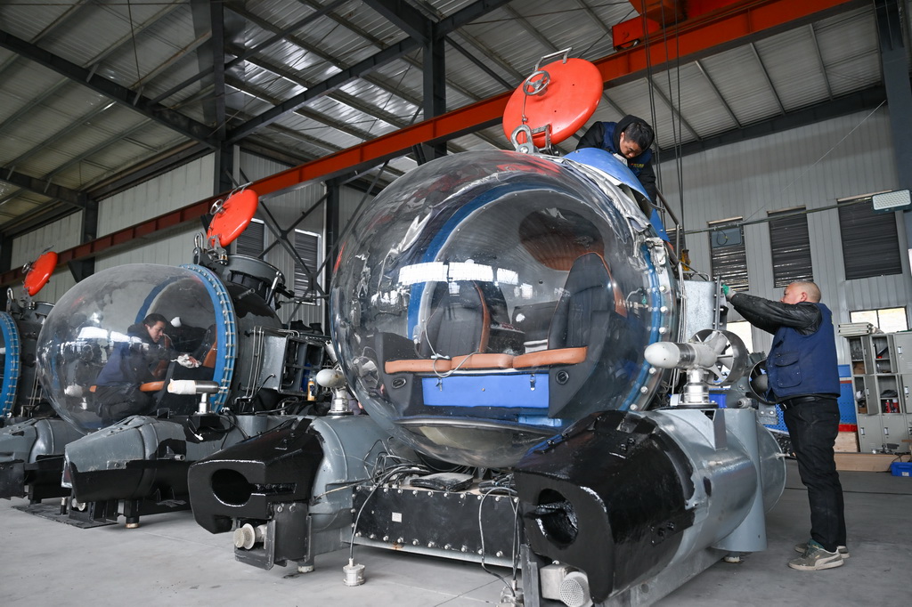 1月20日，重庆坤联机械制造有限公司生产厂房内，工人进行交付前的整备工作。