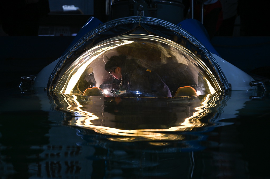 1月20日，重庆坤联机械制造有限公司生产厂房内，技术人员在调试潜水器的电脑参数。