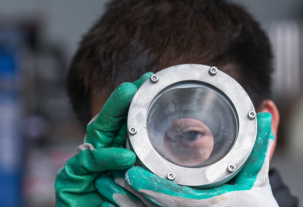 1月20日，重庆坤联机械制造有限公司生产厂房内，工人仔细检查潜水器的零部件。