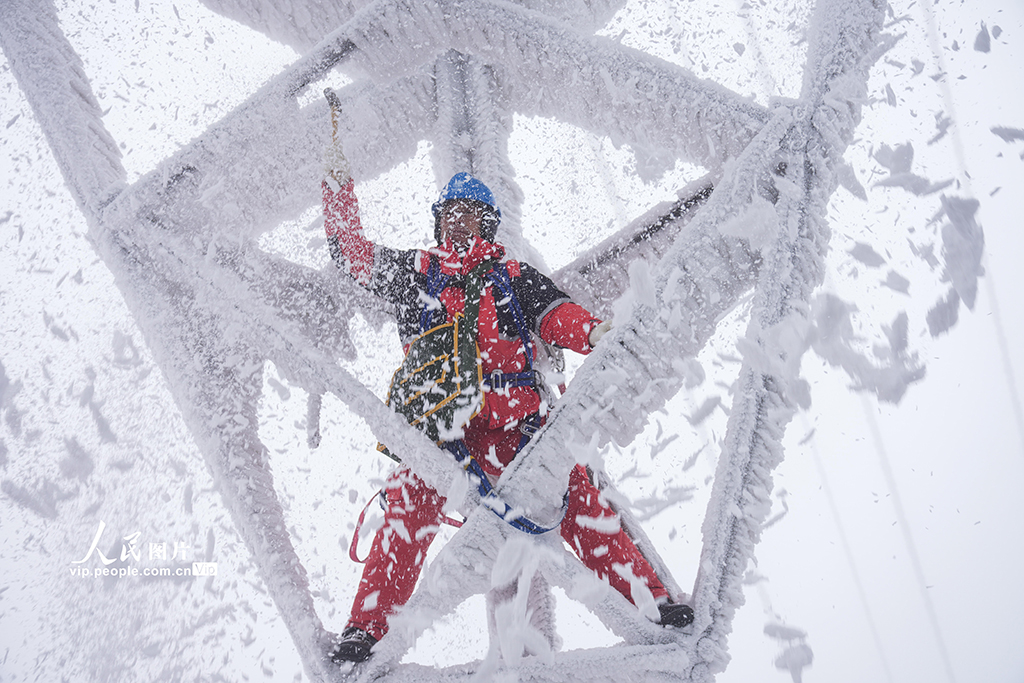 湖北鹤峰：冒雪巡线保供电【2】