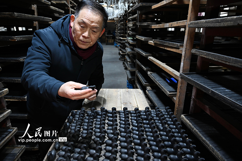 安徽黄山:赶制马年生肖徽墨【5】