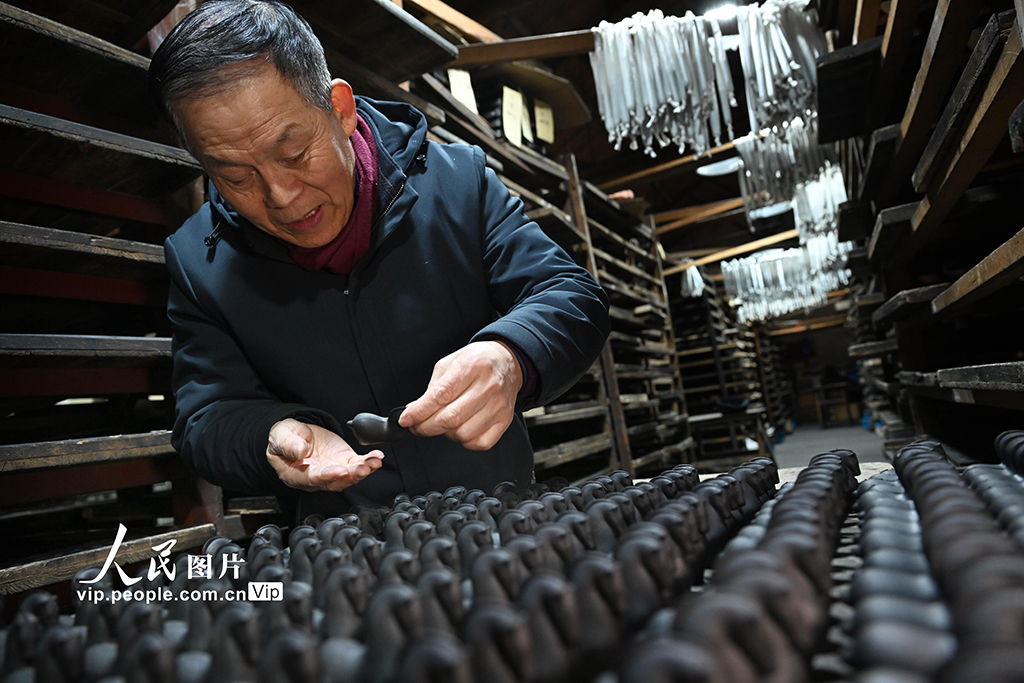 安徽黄山:赶制马年生肖徽墨【4】