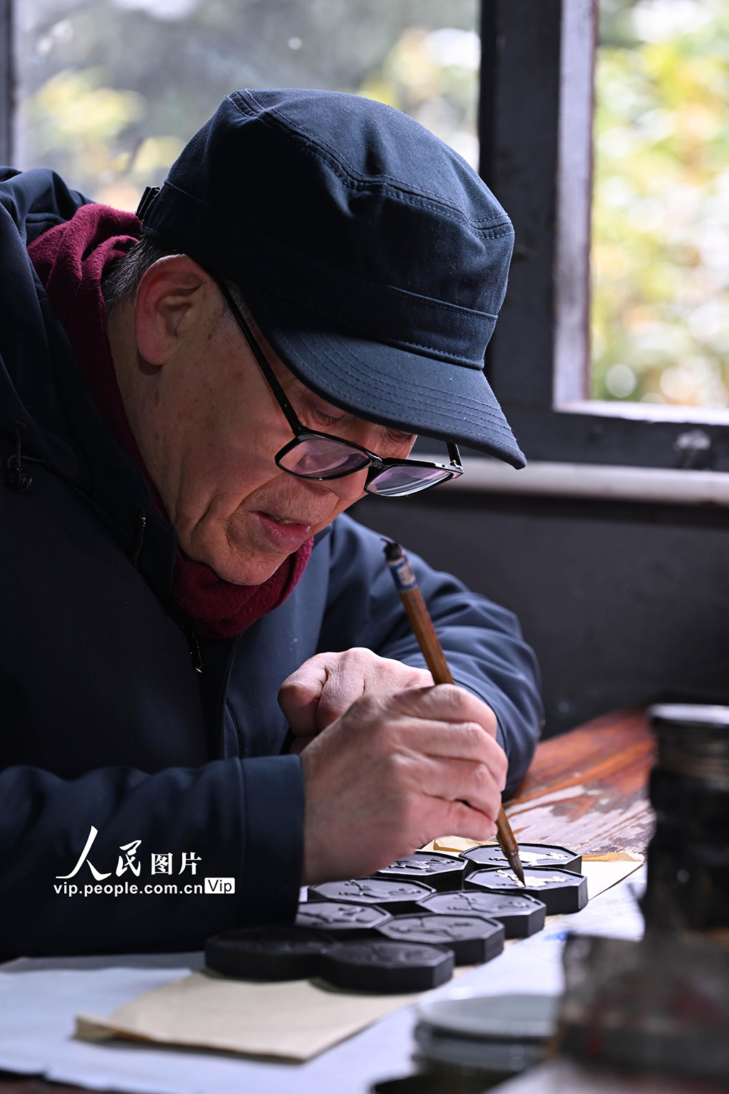 安徽黄山:赶制马年生肖徽墨【6】