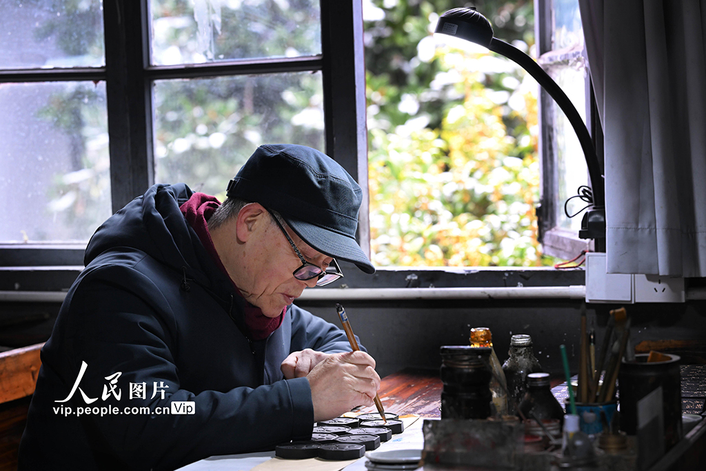 安徽黄山：赶制马年生肖徽墨【2】