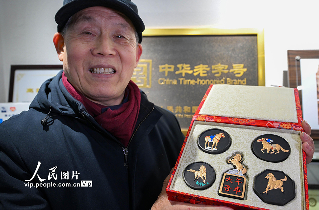 安徽黄山:赶制马年生肖徽墨【7】