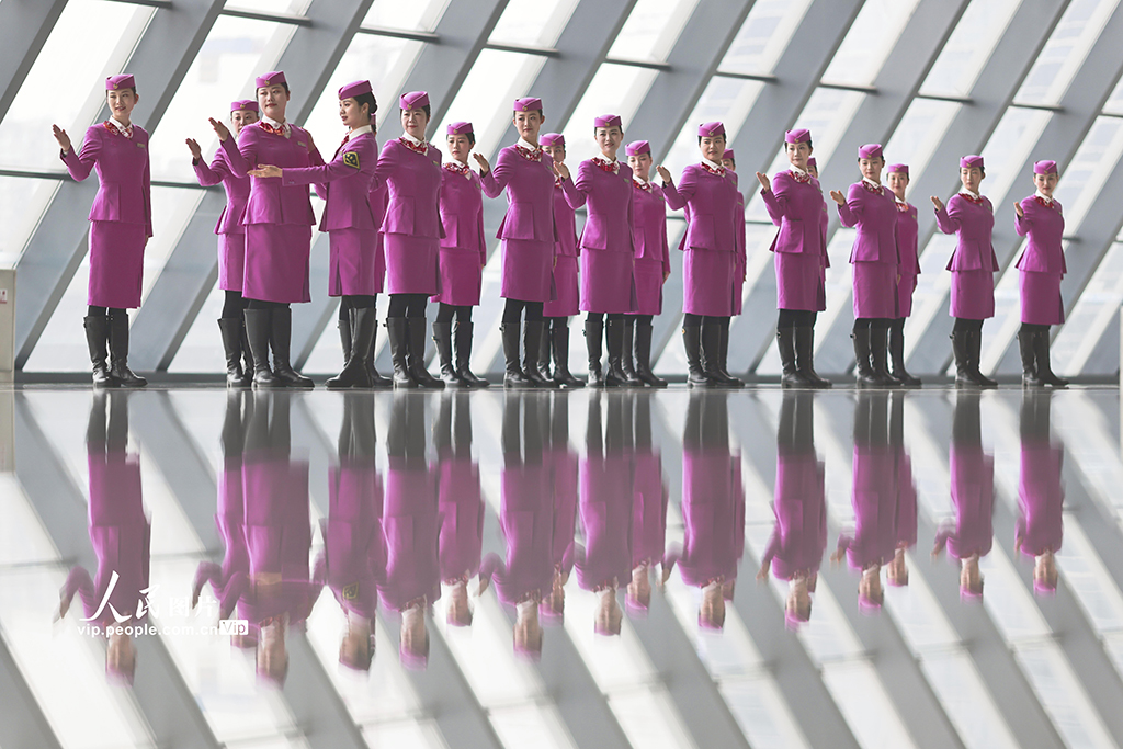 重庆:高铁乘务员集中培训迎春运【8】