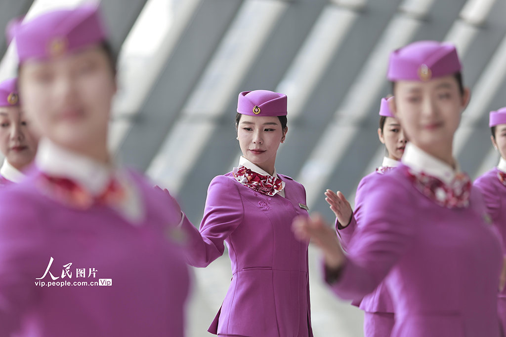 重庆:高铁乘务员集中培训迎春运【3】