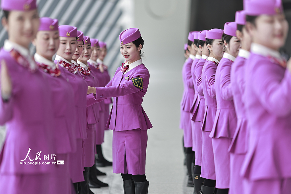 重庆:高铁乘务员集中培训迎春运【7】