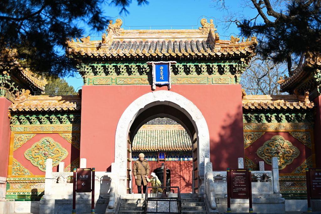 1月22日,市民在北海公园“西天梵境”已对外开放区域游览。