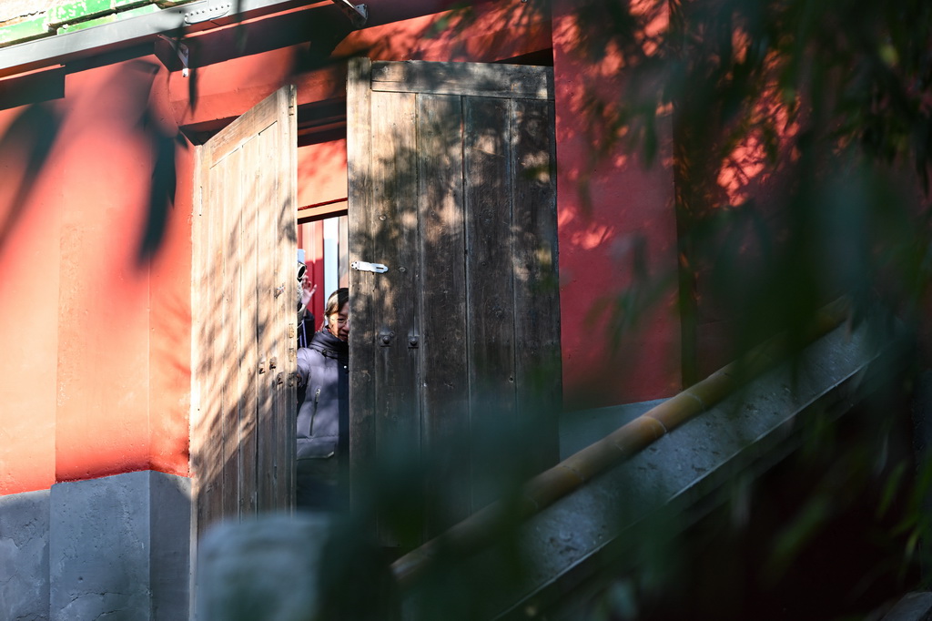 1月22日,在琉璃阁院落腾退移交仪式后,参与人员举行“推门仪式”,象征院落间的贯通。