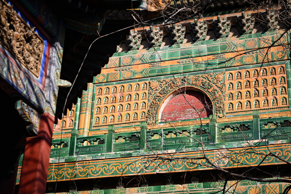 这是1月22日拍摄的三覆檐歇山琉璃阁外立面局部。