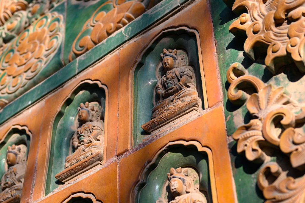 这是1月22日拍摄的三覆檐歇山琉璃阁外立面上的无量寿佛琉璃像。