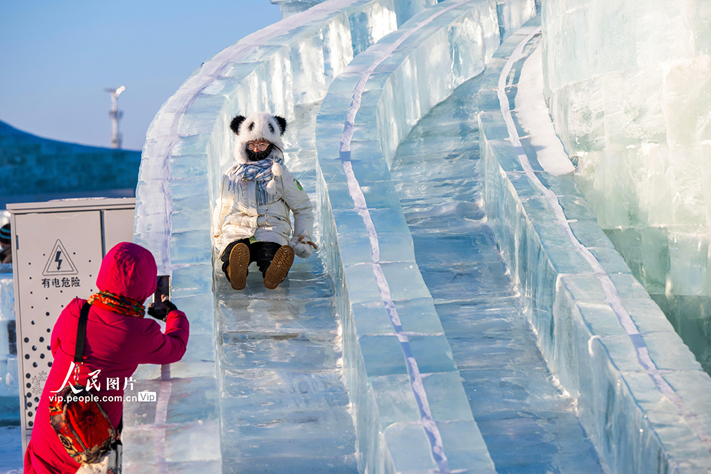 黑龙江哈尔滨：冰雪大世界人气旺【3】