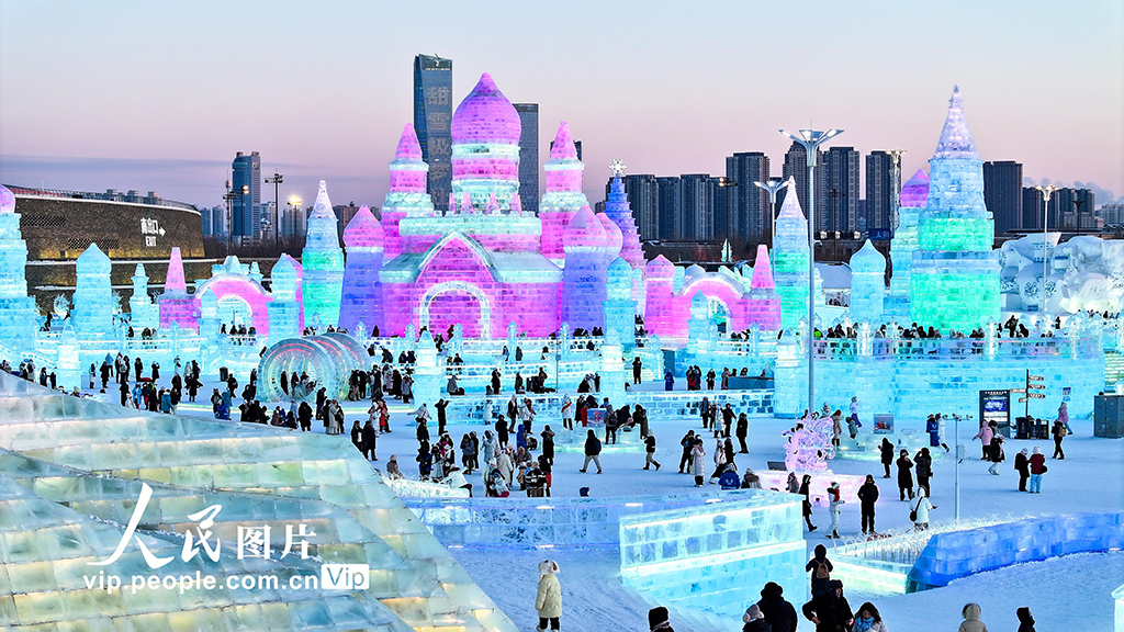 黑龙江哈尔滨：冰雪大世界人气旺【2】