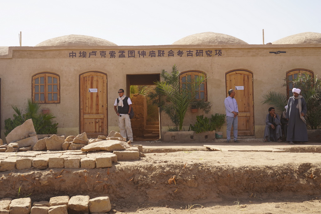 这是1月24日在埃及卢克索省卡尔纳克孟图神庙遗址区拍摄的中埃卢克索孟图神庙联合考古项目现场。新华社记者 姚兵 摄