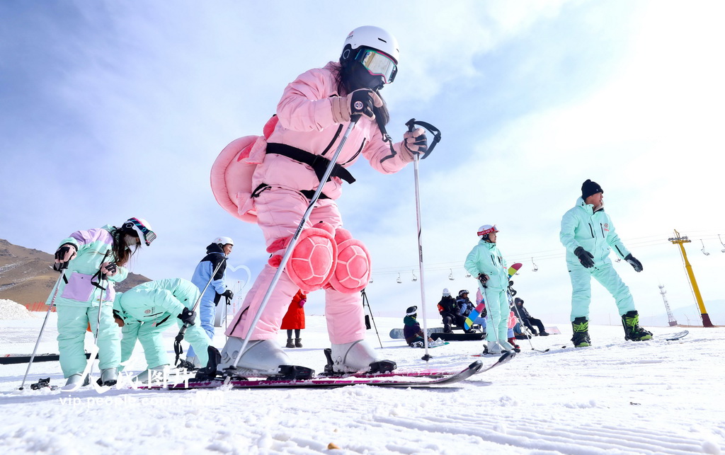 甘肃张掖：体验滑雪运动乐趣【2】