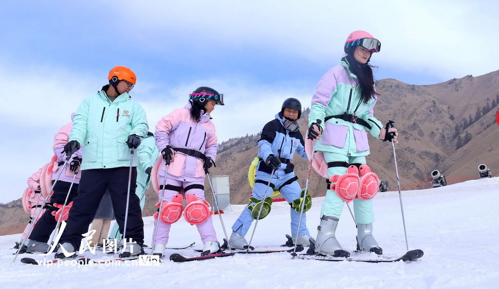 甘肃张掖：体验滑雪运动乐趣【6】