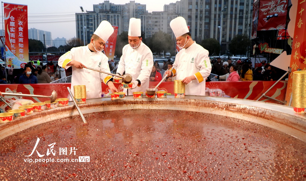 安徽阜阳：万人共品腊八粥【3】