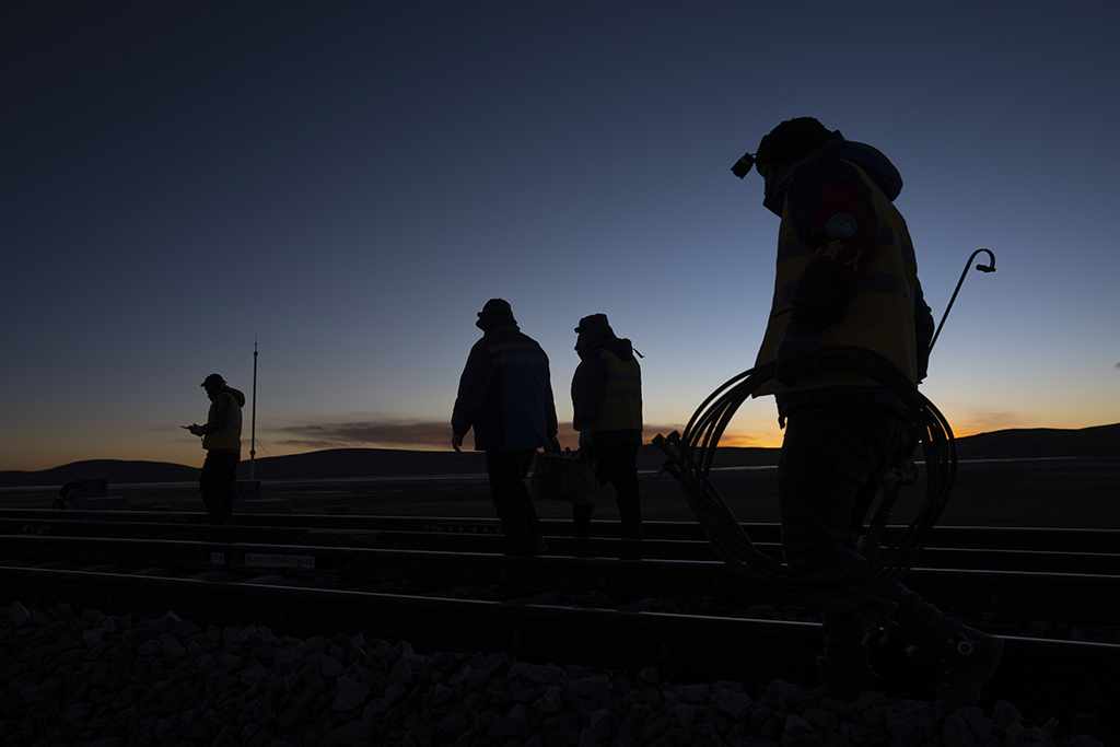 1月23日,扎加藏布信号工区各作业小组前往作业地点。
