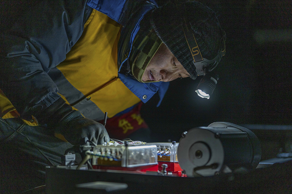 1月23日,扎加藏布信号工区工长王富生对转辙机缺口进行检查。