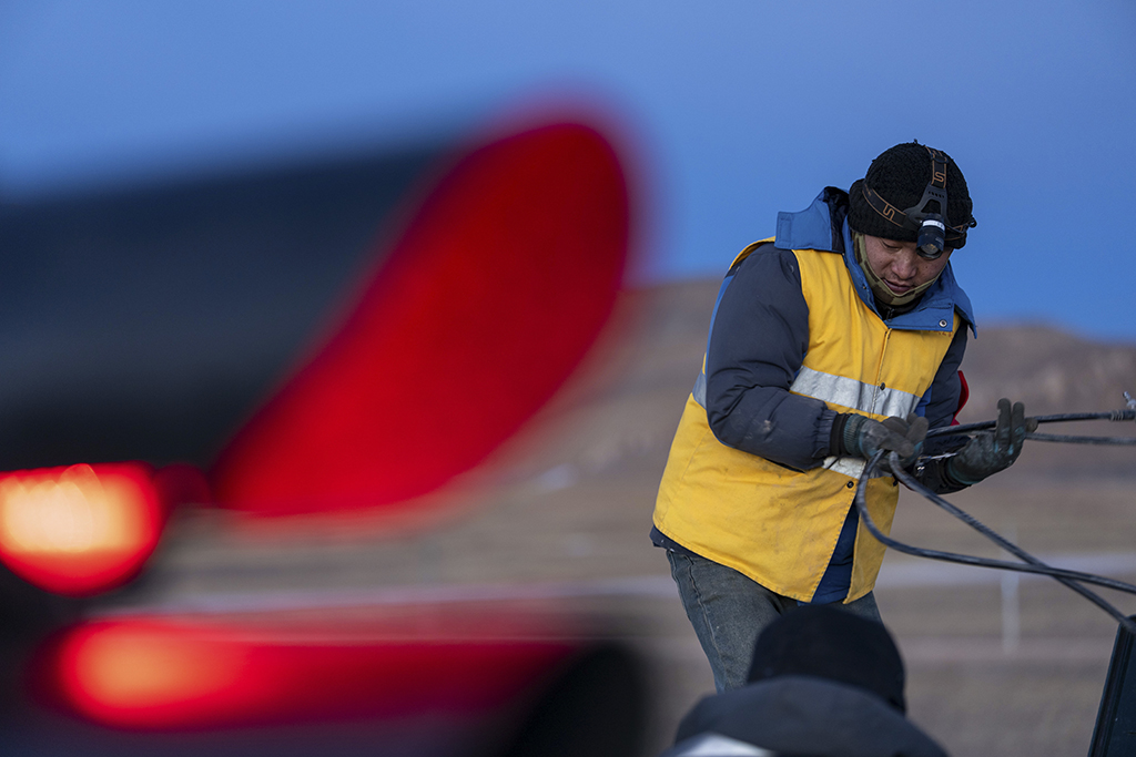 1月23日,扎加藏布信号工区工长王富生在整治轨道电路箱盒引接线。