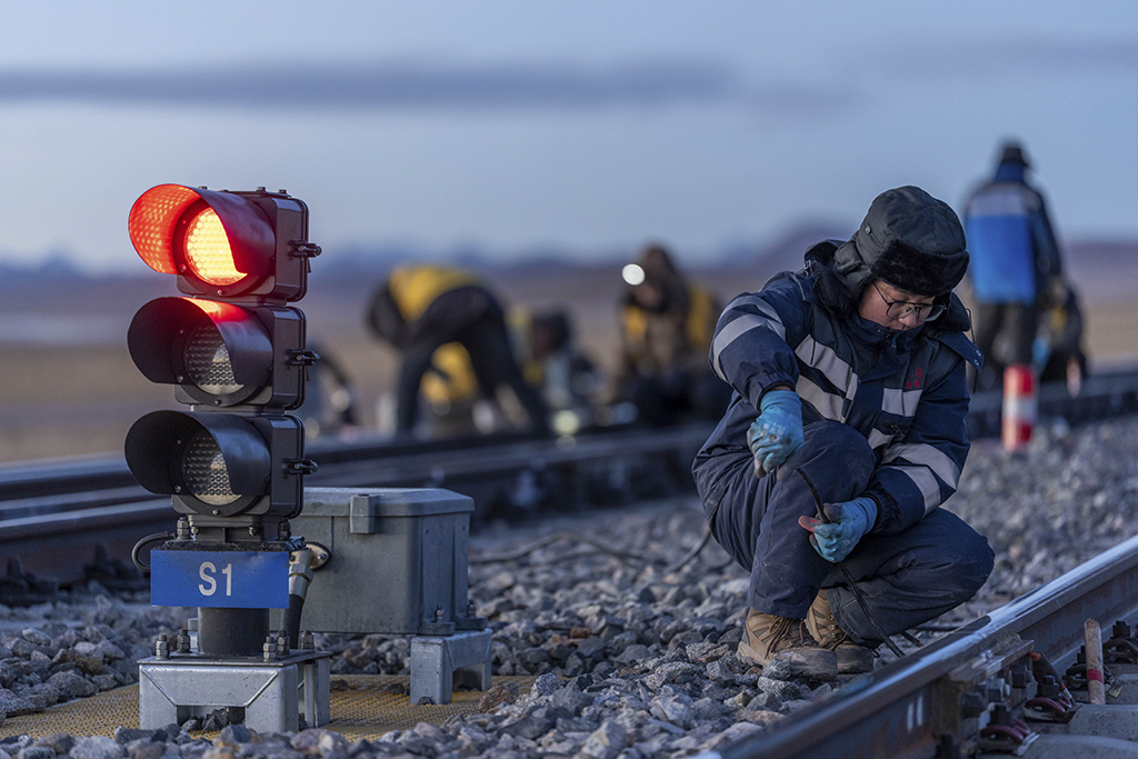 1月23日,扎加藏布信号工区信号工成格乐在整治轨道电路箱盒引接线。