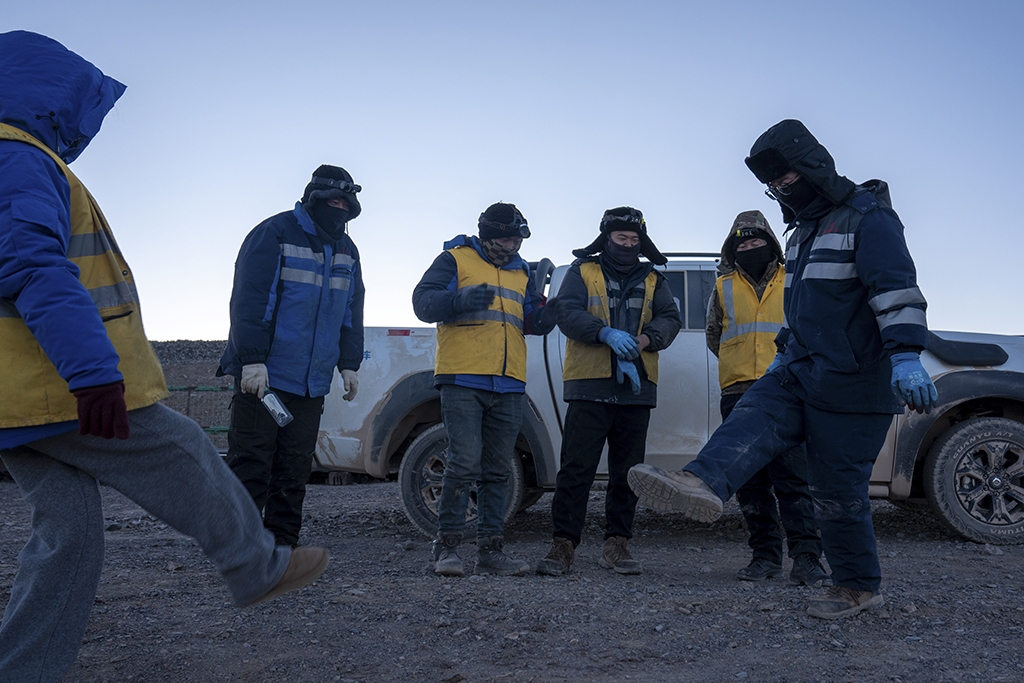 1月23日,扎加藏布信号工区信号工在等待天窗作业时跳锅庄。