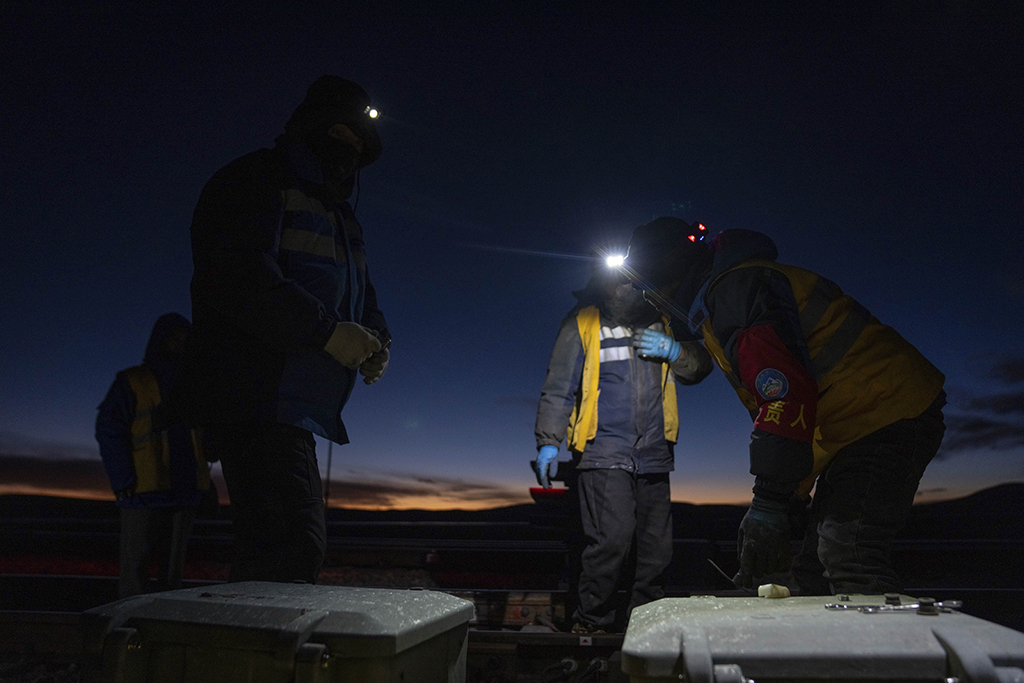 1月23日，扎加藏布信号工区信号工在进行信号设备外观整治。