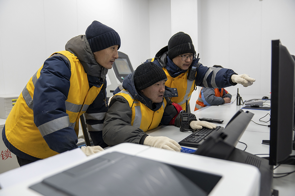 1月24日，扎加藏布信号工区信号工在扎加藏布站调阅集中监测。