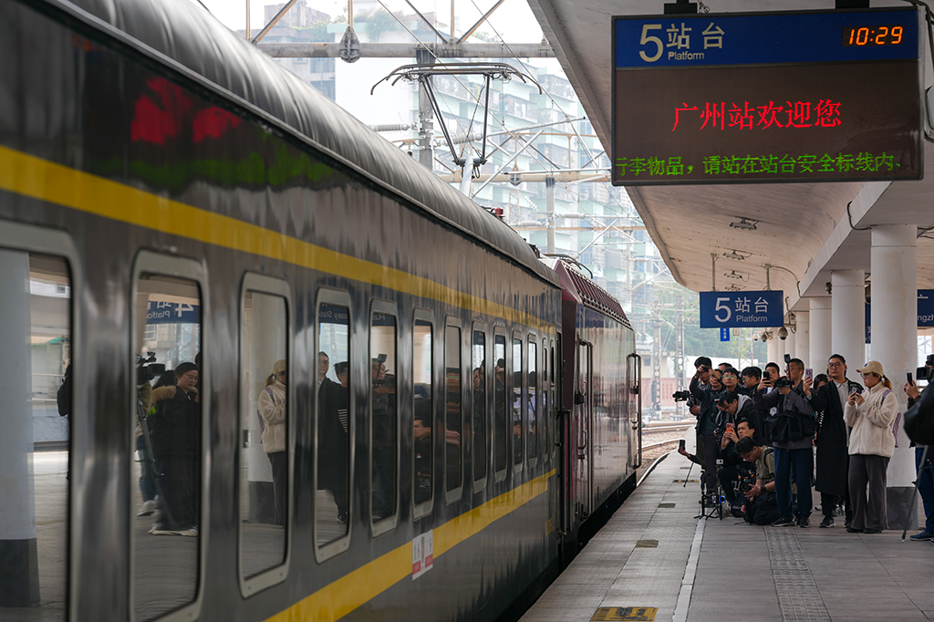 1月25日,在广州火车站,K303次列车准备发车。