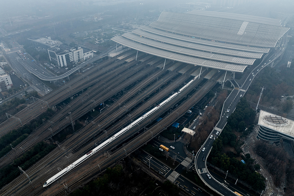 1月26日，列车驶出武汉站（无人机照片）。新华社记者 伍志尊 摄