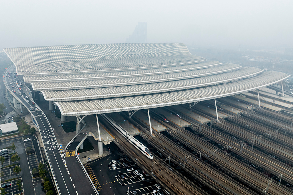 1月26日，列车驶入武汉站（无人机照片）。新华社记者 伍志尊 摄