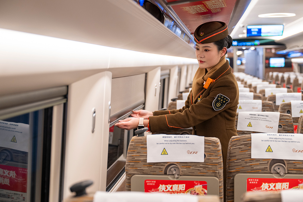 1月26日，在G340次列车上，列车长在进行始发前的车厢整备。当日，武汉至北京西G68次车次改为G340次。新华社记者 伍志尊 摄