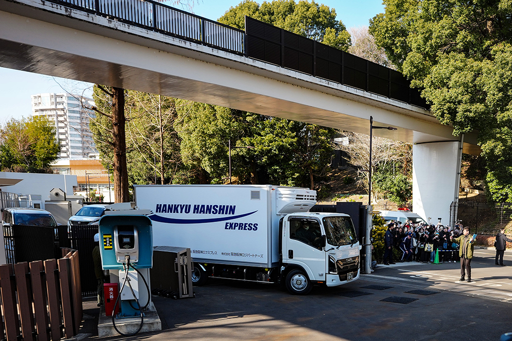 1月27日，载有大熊猫“晓晓”和“蕾蕾”的卡车驶离日本东京上野动物园。新华社记者 贾浩成 摄