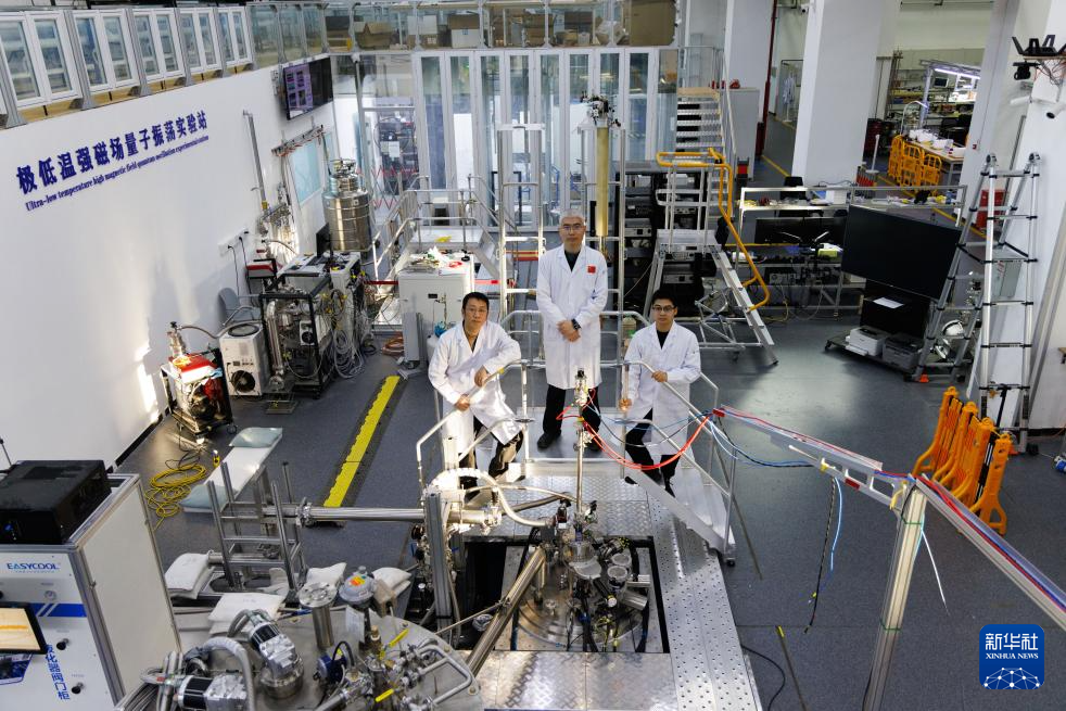 1月26日,实验站负责人、副研究员李岗,中国科学院电工研究所研究员刘建华、中国科学院电工研究所博士后周本哲(从左至右)在位于北京怀柔的中国科学院物理研究所综合极端条件实验装置极低温强磁场量子振荡实验站合影。