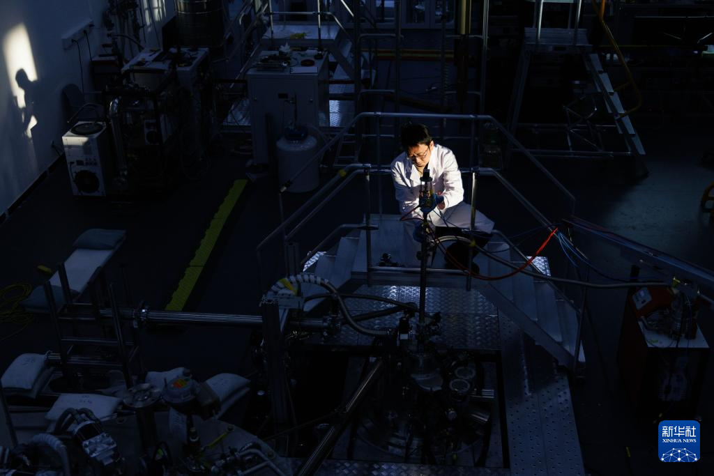 1月26日,在位于北京怀柔的中国科学院物理研究所综合极端条件实验装置极低温强磁场量子振荡实验站,实验站负责人、副研究员李岗在放置实验测量杆。