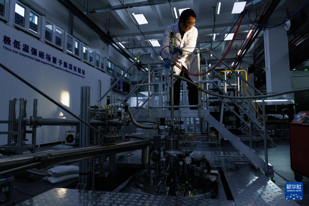 1月26日,在位于北京怀柔的中国科学院物理研究所综合极端条件实验装置极低温强磁场量子振荡实验站,实验站负责人、副研究员李岗在放置实验测量杆。